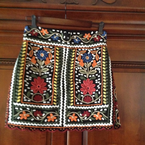 SOLD!!!!  ZARA EMBROIDERED MINI SKIRT SIZE SMALL - Picture 5 of 6